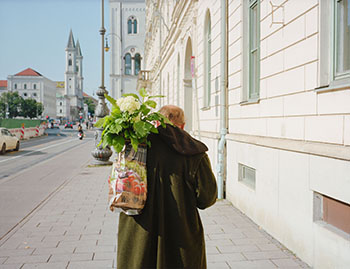 Man with Flower by Stephen Waddell vendu pour $7,500