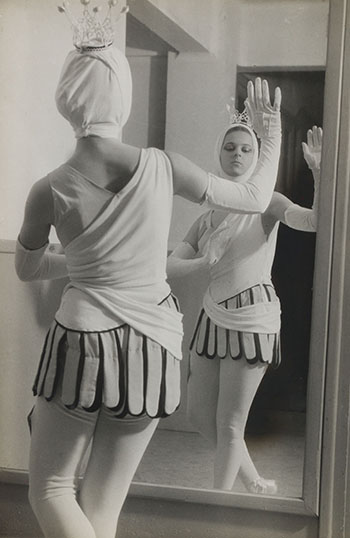 Ballerina by  Brassai vendu pour $3,750