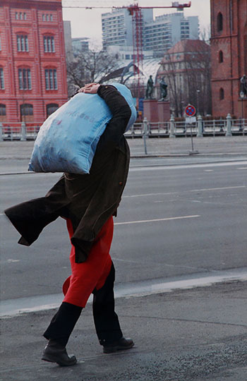 Man with Sack by Stephen Waddell vendu pour $5,625