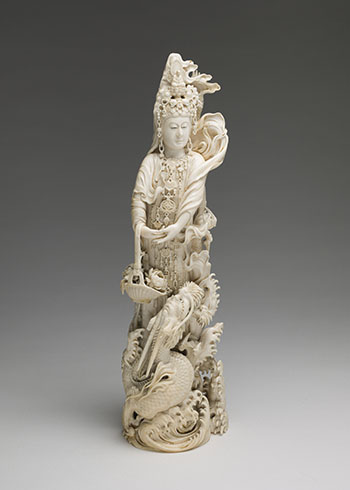 A Magnificent Japanese Ivory Carved Okimono of Kannon, Tokyo School, Meiji Period, Circa 1905 par  Japanese Art