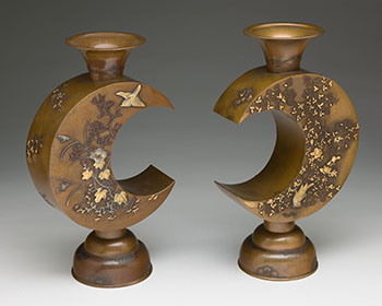 A Pair of Japanese Mixed-Metal Moon-Form Vases, Meiji Period, Early 20th Century par  Japanese Art