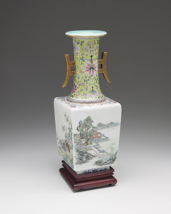 A Chinese Famille Rose 'Landscape and Fauna' Faceted Vase, Qianlong Mark, Republican Period (1911-1949) par  Chinese Art