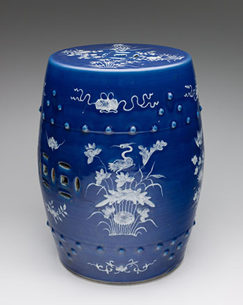 A Chinese Swatow Reverse Blue and White Barrel Stool, Late Qing Dynasty, circa 1900 par  Chinese Art