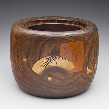 A Japanese Kiri Wood Hibachi, 19th Century par  Japanese Art