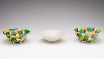 Two Chinese Export ‘Spinach and Egg Yolk’ Porcelain Bowls, 19th Century par  Chinese Art