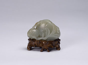 A Chinese Pale Celadon Jade Peach Paperweight, 19th Century par  Chinese Art