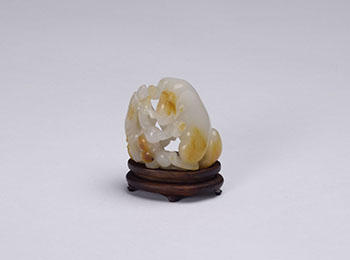 Chinese Mottled White Jade Squirrel and Grape Group, 18th/19th Century par  Chinese Art