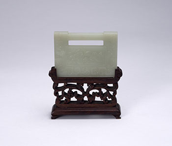 Large Chinese Pale Celadon Jade Lock-Form Plaque, 19th Century par  Chinese Art