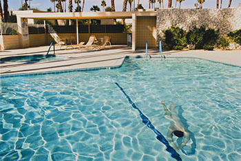 Boy in Pool par Brandon Herman