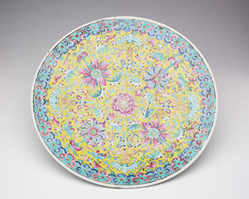 A Large Chinese Famille Rose Shallow Dish, Late Qing Dynasty par  Chinese Art