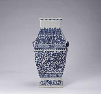 A Chinese Blue and White Faceted Hu Vase, Yongzheng Mark, Mid 20th Century par  Chinese Art