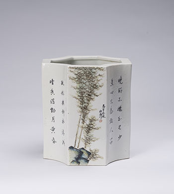 A Chinese Famille Rose Octagonal Brushpot, Juren Tang Mark, Mid 20th Century par  Chinese Art