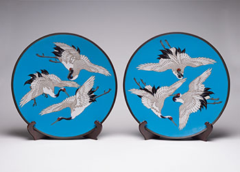 A Pair of Large Cloisonné Enamel 'Crane' Chargers, Meiji period, Late 19th Century par  Japanese Art