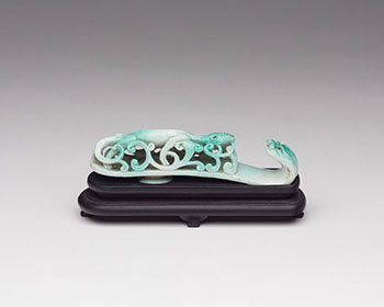 An Unusual Chinese Imitation-Turquoise Porcelain 'Dragon' Belthook, 19th Century par  Chinese Art