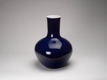 A Chinese Sacrificial Blue Porcelain Vase, Tianqiuping, Late Qing Dynasty par  Chinese Art