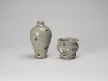 A Rare Chinese Longquan Tobi Seiji Meiping Vase and Stand, Yuan to Ming Dynasty par  Chinese Art