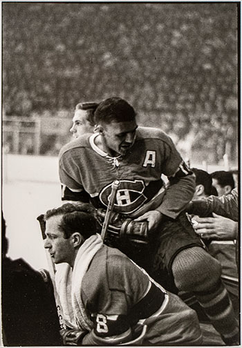 Dick Duff and Jean-Guy Talbot, Game 7, NHL Finals, May 1, 1965 par Henri Cartier-Bresson
