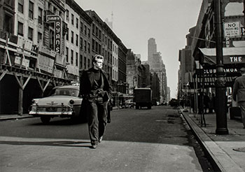 James Dean in midtown, New York City, 1955 par Dennis Stock