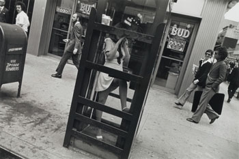 New York City (from the Women are Beautiful series) par Garry Winogrand