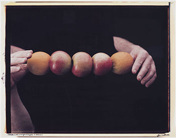 Still Life with 2 Oranges & 3 Apples in Tension par Iain Baxter