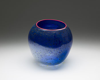 Cobalt Blue Basket with Cadmium Red Lip Wrap par Dale Chihuly