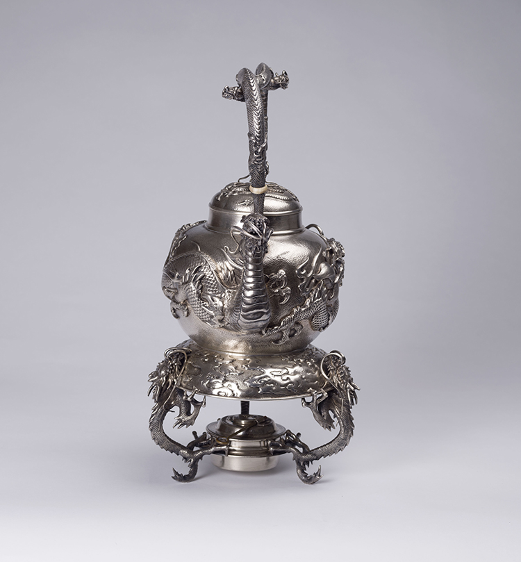 An Extremely Rare Japanese Export Sterling Silver 'Dragon' Teapot and Stand, Arthur & Bond, Yokohama, Early 20th Century par  Japanese Art