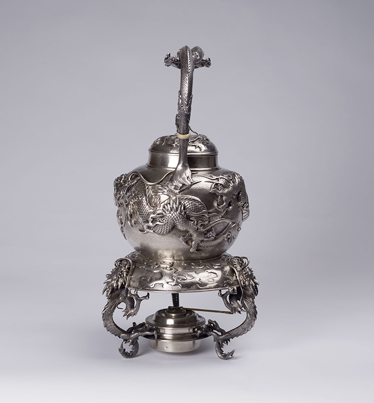 An Extremely Rare Japanese Export Sterling Silver 'Dragon' Teapot and Stand, Arthur & Bond, Yokohama, Early 20th Century par  Japanese Art