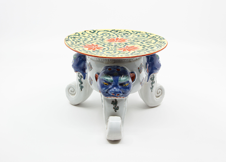 A Kakiemon Tripod Candlestick, Edo Period, 17th to 18th Century par  Japanese Art