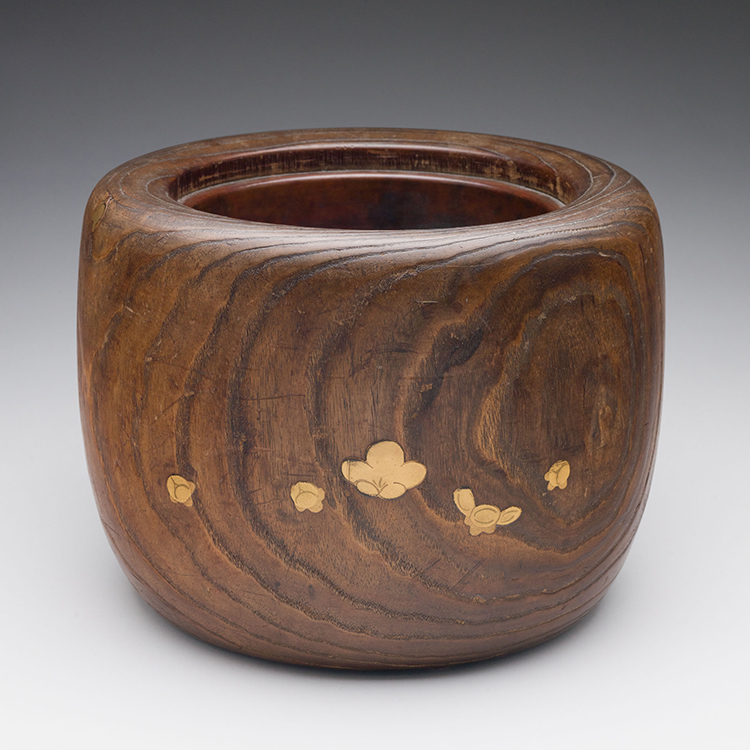 A Japanese Kiri Wood Hibachi, 19th Century par  Japanese Art