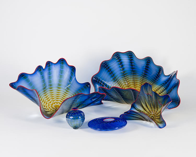 King's Blue Persian with Scarlet Lip Wraps (5 pieces) par Dale Chihuly