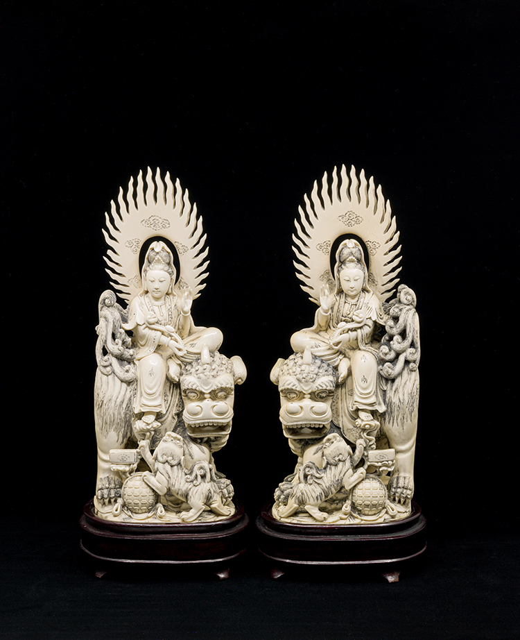 A Pair of Large Chinese Ivory Carved Figures of Guanyin par  Chinese Art