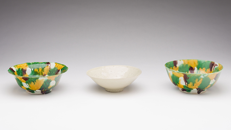 Two Chinese Export ‘Spinach and Egg Yolk’ Porcelain Bowls, 19th Century par  Chinese Art