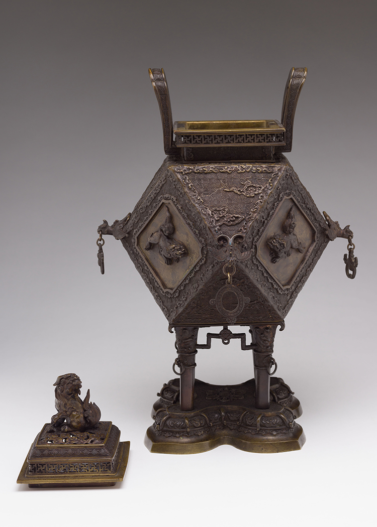 Large Japanese Bronze Censer and Cover, Meiji Period, Early 20th Century par  Japanese Art