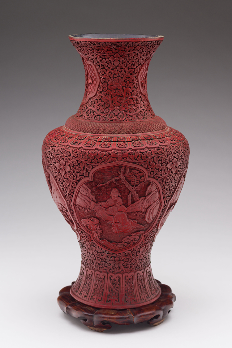 Large Chinese Cinnabar Lacquer Baluster Vase, 19th Century par  Chinese Art