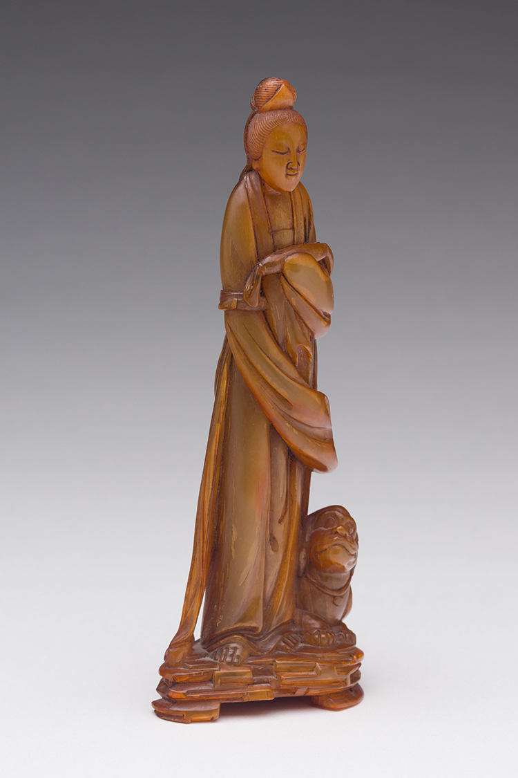 Chinese Carved Horn Figure of a Lady, Qing Dynasty, Late 19th Century par  Chinese Art