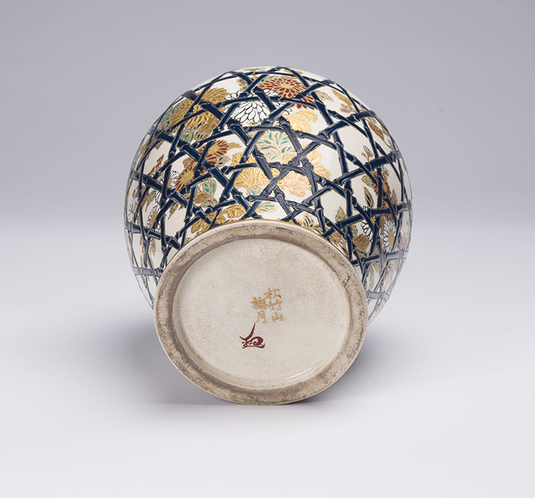 Japanese Satsuma jar, signed Shochikuyama par  Japanese Art