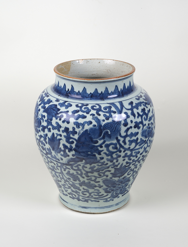 A Large Chinese Blue and White 'Lion and Peonies' Guan Jar, Ming Dynasty, Wanli Period (1573 - 1620) par  Chinese Art