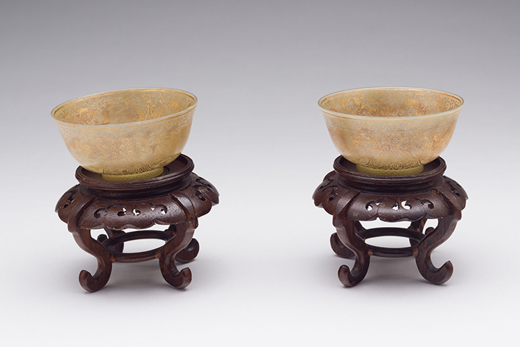 Pair of Chinese Gilt Painted Celadon Jade ‘Mythical Beast’ Bowls, Qianlong Mark and Probably of the Period (1736 - 1795) par  Chinese Art