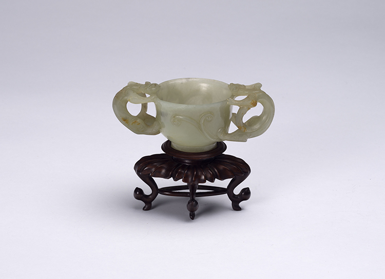 Chinese Pale Celadon Jade Dragon Cup, 19th Century par  Chinese Art