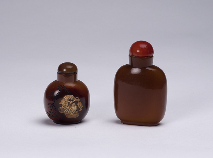 Two Chinese Agate Snuff Bottles, 19th Century par  Chinese Art