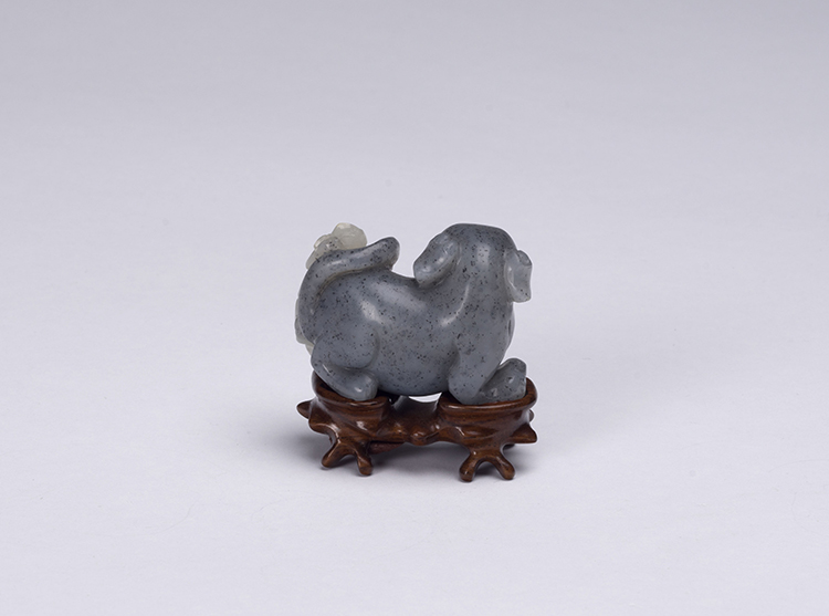 A Chinese Mottled Black and White Jade Dog and Pup Group, 19th Century par  Chinese Art