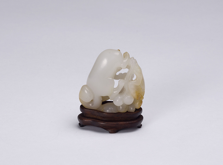 Chinese Mottled White Jade Squirrel and Grape Group, 18th/19th Century par  Chinese Art