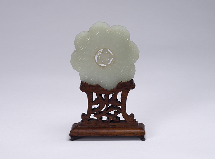 A Large Chinese White Jade Rotating Floral Pendant, 18th/19th Century par  Chinese Art