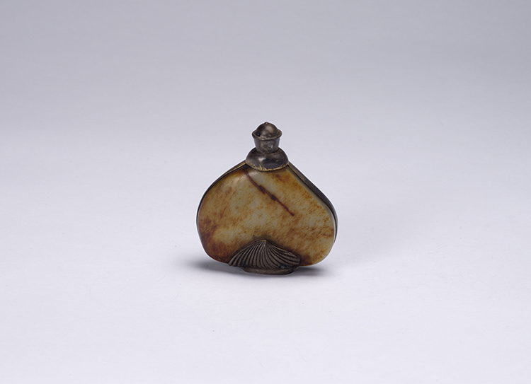 Chinese Mottled Jade and Silver Snuff Bottle, 19th Century par  Chinese Art