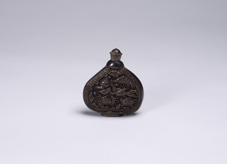 Chinese Mottled Jade and Silver Snuff Bottle, 19th Century par  Chinese Art