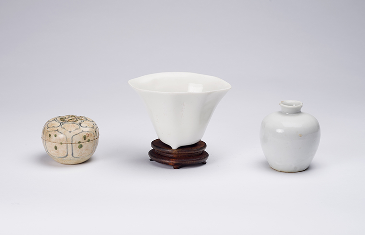 Two Chinese Porcelain Wares, 16th/17th Century par  Chinese Art