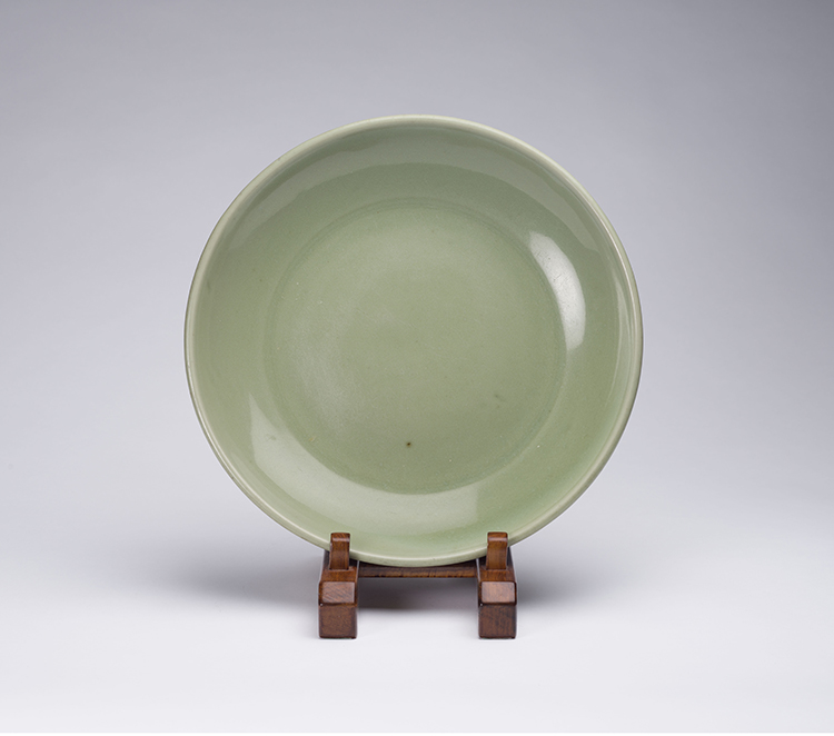 Large Chinese Celadon Longquan Shallow Dish, 14th/15th Century par  Chinese Art