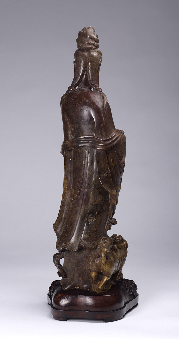 Large Chinese Soapstone Carved Guanyin and Fu-Lion Group, Early 20th Century par  Chinese Art