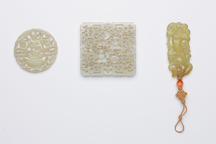 A Chinese Pale Celadon Jade Square Form Pendant, Qing Dynasty, Circa 1900 par  Chinese Art