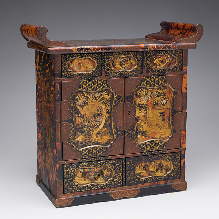 A Rare Japanese Gold Lacquer and Tortoiseshell Table Cabinet, Meiji Period, 19th Century par  Japanese Art